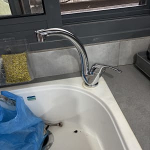 ברז מטבח עם כיור, צינור גמיש וכלים