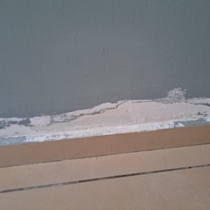 תיקון קיר עם טיח מעל אריחי רצפה