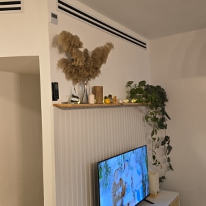 מזגן מיני מרכזי מותקן על קיר בסלון ביתי