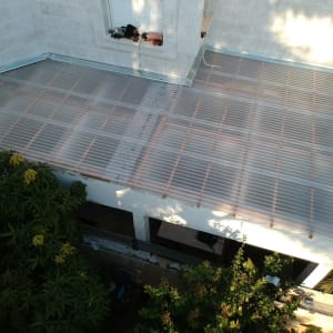 גג פלסטיק שקוף עם קורות עץ מתחת