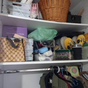 ארון עם מדפים, קופסאות, סלסלות ובגדים תלויים