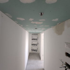 תקרה עם הכנה למזגן, חוטי חשמל חשופים