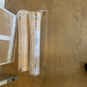 חבילות עץ עטופות בניילון על רצפת עץ