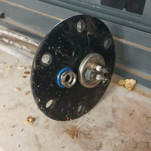 חלק מתכת עגול עם חיבורים לסאן בويلר