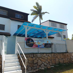 גג עץ עם כיסוי כחול מעל גינה