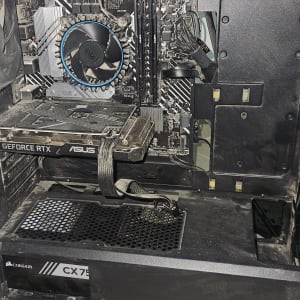 מחשב עם רכיבי חומרה פנימיים, כולל כרטיס גרפי ומאוורר