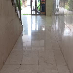 מסדרון עם רצפה נקייה ומבריקה, דלי ומגב ליד הדלת