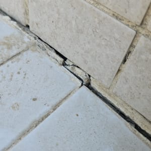 אריחים שבורים עם סדקים ברצפה