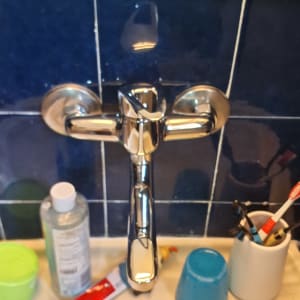 ברז כיור עם כלים לצחצוח שיניים