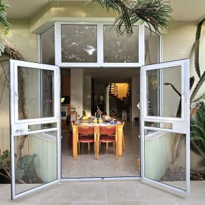 דלתות אלומיניום פתוחות עם מסגרת זכוכית