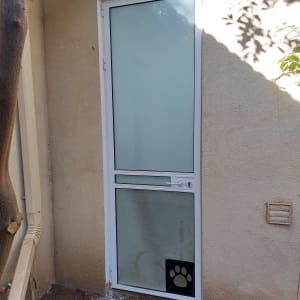 דלת אלומיניום עם זכוכית חלבית וחור לחיות מחמד