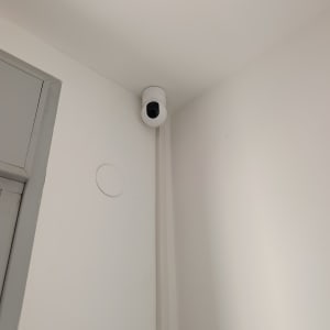 מצלמת אבטחה מותקנת בפינת חדר