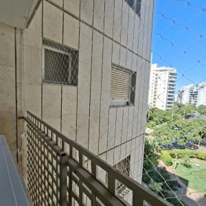 רשת יונים מותקנת על מרפסת בניין מגורים