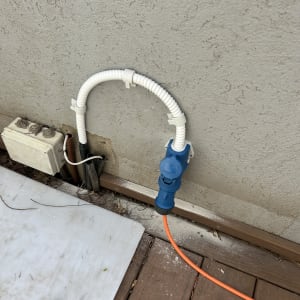 שקע כחול עם כבל כתום מחובר לקיר