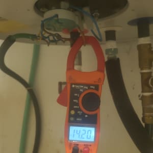 מד מתח מחובר לצנרת עם קריאה של 14.20