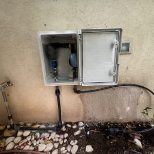 מערכת השקיה עם צינורות ומחברים בגינה