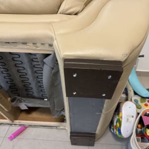 ספה עם חלקים חשופים, צעצועים על הרצפה