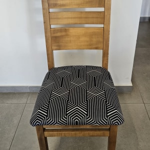 כיסא עץ עם ריפוד גיאומטרי בשחור ולבן