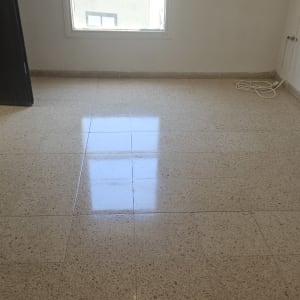 רצפה מבריקה בחדר ריק עם חלון