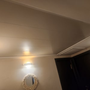 תקרת גבס עם תאורה מובנית בחדר פנימי