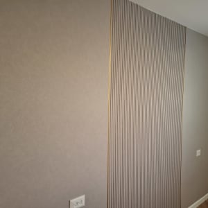 קיר מעוצב עם טפטים ודקורציה