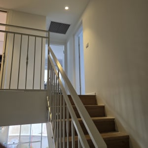 מדרגות עם קירות צבועים בלבן