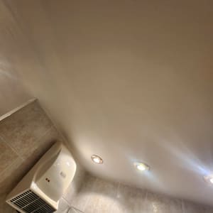 תקרה עם גופי תאורה עגולים ומייבש ידיים