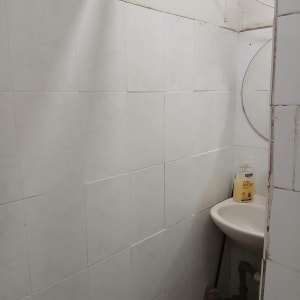כיור קטן עם סבון בחדר אמבטיה פשוט