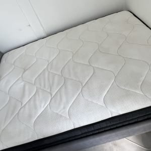 מזרן לבן עם דוגמת גלים על ספה אפורה