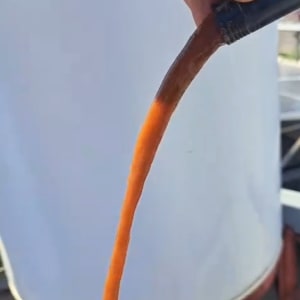יד מחזיקה צינור עם נוזל חום זורם