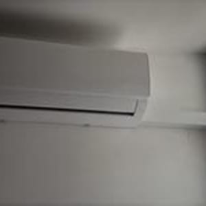 מזגן מותקן על קיר ליד חלון