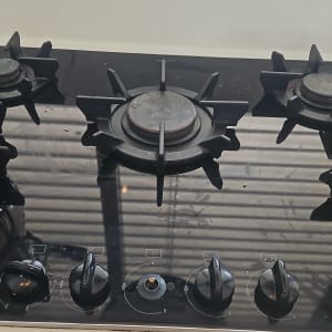 כיריים גז עם ארבעה מבערים וכפתורי שליטה