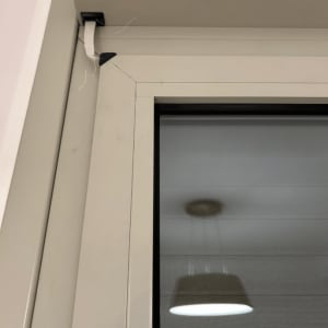 מסגרת חלון עם תריסים מותקנים