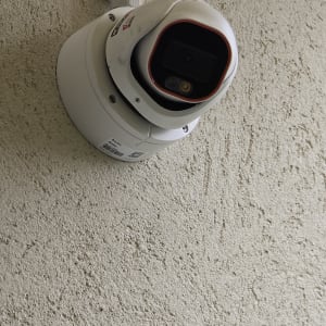 מצלמת אבטחה מותקנת על קיר בטון