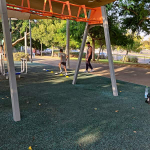 אדם מתאמן עם קונוסים צבעוניים בפארק