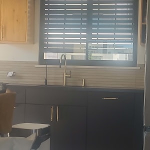 מטבח עם ארונות עץ וברז זהב