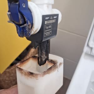 חלק פלסטיק של מנגנון הדחה גבריט עם לכלוך