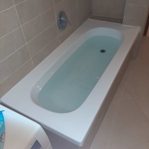 אמבטיה עם חיפוי אריחים ומים בתוכה