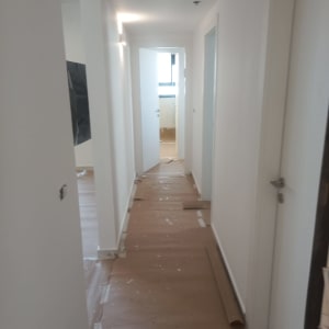 מסדרון עם נייר חום על הרצפה להגנה מצבע