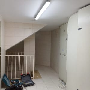 כלי עבודה חשמליים ותיקונים ליד לוח חשמל במבנה פנימי