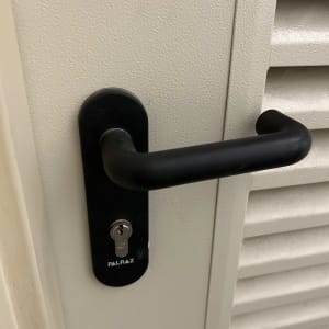 ידית ודלת עם מנעול, רלוונטי למנעולנים