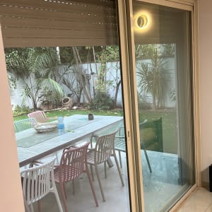 תריסים סגורים על חלון זכוכית גדול