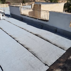 גג עם יריעות איטום בשמש