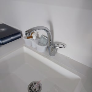 ברז כיור עם ספוגים ומתקן סבון