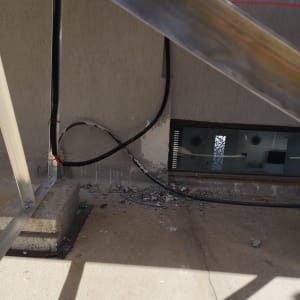 כבלים חשמליים מחוברים לקיר חיצוני