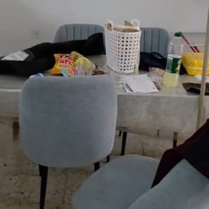 שולחן עם כיסאות וחפצים שונים עליו