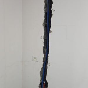 קיר עם צינור חשוף ותשתית בנייה