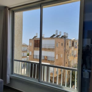 חלון אלומיניום גדול עם מסגרת כסופה