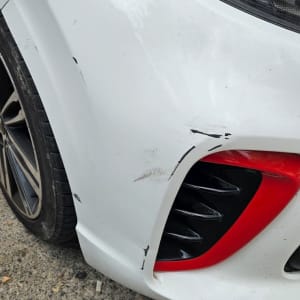 פגוש רכב לבן עם שריטות ונזק קל