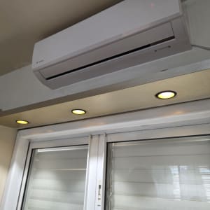 מזגן ותאורה מעל חלון